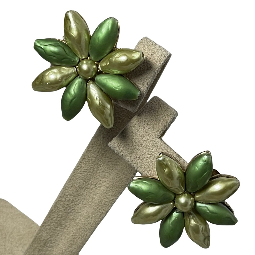 Richelieu Vintage 1960s faux green pearlescent resin flower clip on earrings